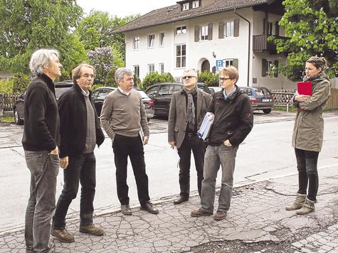 Ortstermin an der Olympiastra&szlig;e: Die Fernsehcrew mit (ab 2. v. l.) Regisseur Walter Bannert, Produzent Alexander Ollig und Produktionsleiter Jo N. Sch&auml;fer bespricht die Lage.
