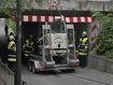 Unfall an Eisenbahnunterführung in München - Höhe unterschätzt: Minnibagger hängt an Brücke