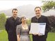 Treue Mitglieder: Kreisvorsitzender Andreas B&uuml;scher (l.) zeichnete f&uuml;r 20 Jahre das Wirtsehepaar Katharina und Martin Mairhofer aus Aurach aus. Foto: al