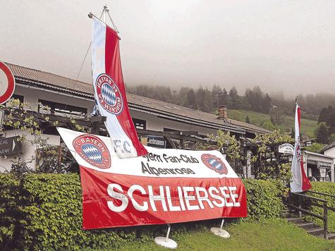 Auf geht&rsquo;s, Bayern: Der Bierbrunnen Schliersee und der Fanclub Alpenrose sind ger&uuml;stet f&uuml;r das Finale. foto: al