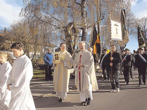 Beim Empfang des neuen Ortsgeistlichen im November 2011: Diakon Alois Winderl (l.) zieht an der Seite von Pfarrer Karl Hofherr durch Waakirchen. foto: Archiv Andreas Leder