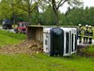 Kieslaster kippt in Graben zwischen Seeshaupt und Bernried