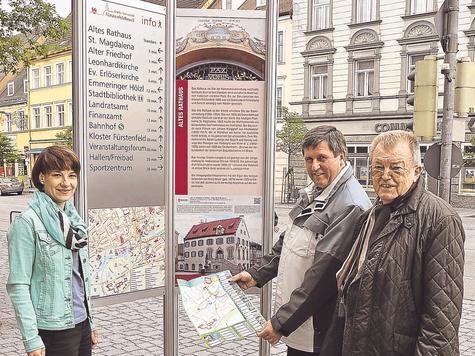 Besichtigen die neuen Tafeln (v.l.): Tourismus-Mitarbeiterin Claudia Metzner, Vize-B&uuml;rgermeister Hans Schilling und Stadtrat Ludwig L&ouml;sch. foto: tb