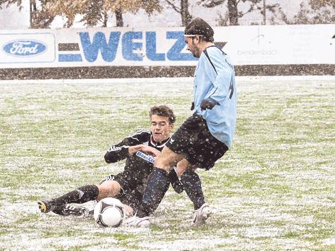 Ob es wieder schneit? Im Hinspiel gegen Planegg mussten Thomas Salzmann (rutschend) und der TSV Peiting im Schneegest&ouml;ber ran. Auch heute k&ouml;nnte Schnee fallen. Foto: halmel