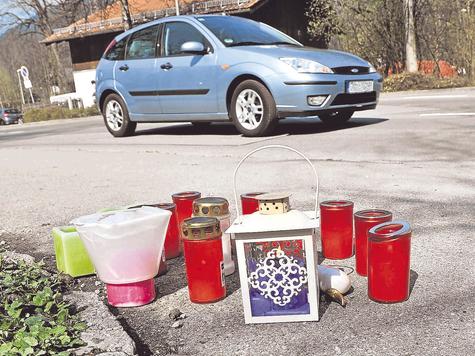 Kerzen an der Parkstra&szlig;e, kurz nach dem Ungl&uuml;ck. foto: sehr