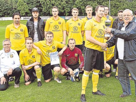 Kreisspielleiter Horst Kaindl (Foto oben, r.) &uuml;bergibt den Meisterpokal an den Moosinninger Spielf&uuml;hrer Philipp Z&uuml;fle.