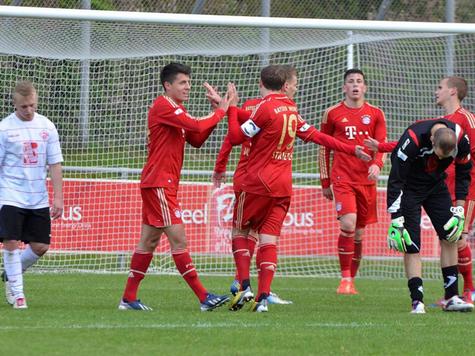 Die Bayern jubeln, die Kickers-Spieler wirken ratlos: Gleich sechsmal klingelte es im Tor der G&auml;ste aus W&uuml;rzburg.
