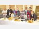 Die Brotzeit zum Fest: Die Kreationen ihrer Betriebe pr&auml;sentieren (v. l.) Helmut Mautner (Schlossloaberl), Thomas Drechsel (1263er-Bier), Martin Brugger (Schlossweckerl), Wolfgang Maier (Schlossbei&szlig;er), Jakob Liebl (Schlossstangerl), B&uuml;rgermeister Franz Hofstetter, Andrea Hinterseer (Schlosswein/-sekt) und Ernst Zehetner (Schlossringerl). Foto: wk