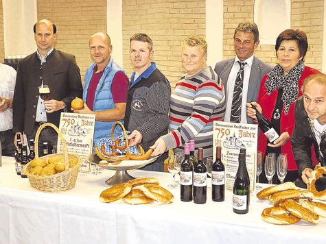 Die Brotzeit zum Fest: Die Kreationen ihrer Betriebe pr&auml;sentieren (v. l.) Helmut Mautner (Schlossloaberl), Thomas Drechsel (1263er-Bier), Martin Brugger (Schlossweckerl), Wolfgang Maier (Schlossbei&szlig;er), Jakob Liebl (Schlossstangerl), B&uuml;rgermeister Franz Hofstetter, Andrea Hinterseer (Schlosswein/-sekt) und Ernst Zehetner (Schlossringerl). Foto: wk