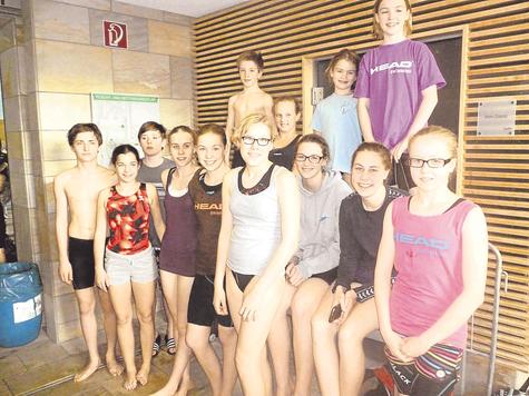 Erfolgreiches SVGE-Team (v.v.l.) : Maximilian Bauer, Stella Fink, Keno Maierhofer, Alexandra H&auml;u&szlig;ler, Vivian Meier, Marlin Seeholzer, Sina Speidel, Lena Neugebauer, Franziska Heidenreich, (h.v.l.) Florian K&uuml;hn, Johanna Eglseder, Silvia K&uuml;hn, Sophie Meier. Foto: kn