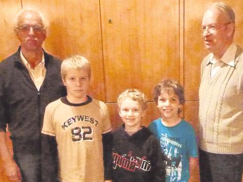 Aktiv in der Nachwuchsarbeit: G&uuml;nther Utz (l.) und Gerhard Ziegler (r.), hier mit (v.l.) Michael Ruhsert (11 Jahre), Paul Menzner (6) und Tim Buchholz (8). Foto: kn