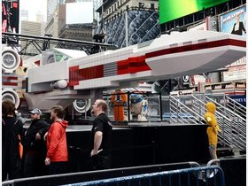 Star-Wars-Flieger aus Lego landet am Times Square