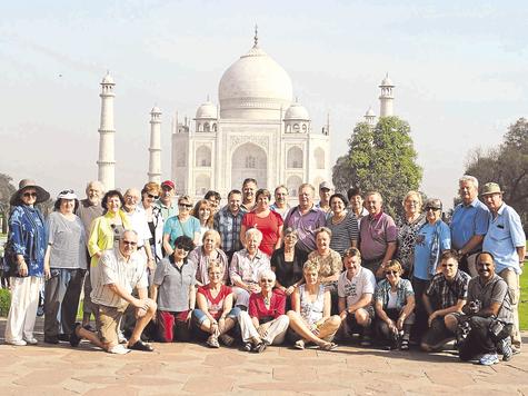 Die 35 Reiseteilnehmer vor dem Grabmal Taj Mahal, das aus Marmor 1651 vom Gro&szlig;mogul Shah Jahan f&uuml;r seine Lieblingsfrau Mumtaz Mahal erbaut wurde, die bei der Geburt Ihres 14. Kindes verstarb. Das Mausoleum aus wei&szlig;em Marmor hat 22 Kuppeln und 40 Meter hohe Minarette an den vier Ecken der Umfassungsmauer. Auf unserem Foto: Andres Sebastian und Ilona, Anhalt Irmtraud, Biebricher Christian und Erika, Finauer Anton und Rosalie, Fleischer Peter und Marika, Halle Werner und Ramona, Heilmann Theresia, Hippeli Christian, Jandausch Dorothea, Kreusel Barbara, Krug Inge, Mehler Elsa, Mitterhofer Rainer, Moosrainer Ernst, Oswald Elfriede, Paque Friedrich und Frieda, Pesold Maria Anna, Rahn G&uuml;nther und B&auml;rbel, Reiter Walter, R&uuml;ttiger Alfred und Ingeborg, Schedl Stephan, Schmidt Hannelore, Sch&ouml;ps Elke, Schulz Helmut und Elisabeth, Spitz Margarete und Waltenberger Franziska. Kniend rechts: Reiseleiter Yogendra . Foto: kn