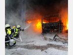 Busse brennen in Garage aus