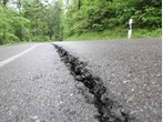 Wassermassen reißen Fahrbahn auf