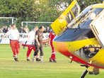 Hubschrauber landet auf Fußballplatz
