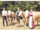 So sehen Sieger aus: (V. l.) Johann Eberl aus Arget mit Monsun (Champion jung), Robert Lechner mit Olinka (Champion mittel) und Marlene Lechner mit Fiona (Champion alt) pr&auml;sentieren sich auf der Tierschau in Arget. Foto: std