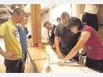 Kunsthandwerkern über die Schultern geschaut