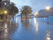 Land unter an der Rottacher Seepromenade. Ein neues Wehr in Gmund soll das &Uuml;berschwemmungsrisiko f&uuml;r alle Seeanlieger k&uuml;nftig reduzieren. Foto: Thomas Plettenberg
