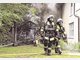 Das Gartenhaus in der Ruffiniallee ist nur noch ein schwarz-verkohltes Gerippe. Ein &Uuml;bergreifen der Flammen auf das nahe Wohnhaus hat die Feuerwehr jedoch verhindert. Foto: js