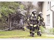 Das Gartenhaus in der Ruffiniallee ist nur noch ein schwarz-verkohltes Gerippe. Ein Übergreifen der Flammen auf das nahe Wohnhaus hat die Feuerwehr jedoch verhindert. Foto: js Das Gartenhaus in der Ruffiniallee ist nur noch ein schwarz-verkohltes Gerippe. Ein Übergreifen der Flammen auf das nahe Wohnhaus hat die Feuerwehr jedoch verhindert. Foto: js