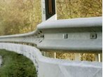 Unfall Röhrmoos: Autofahrer kracht durch Leitplanke