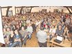 Zum Bersten voll: Der Saal des Landgasthofes Bruckhof bot nicht gen&uuml;gend Platz f&uuml;r den Besucheransturm. Sogar auf der B&uuml;hne, in den Eing&auml;ngen und auf der Nottreppe standen die B&uuml;rger, die sich f&uuml;r den Fall des Baus der B 15 neu Sorgen um ihre Heimat machen. Foto: Stefan Rossmann