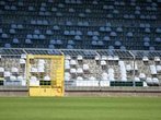 Bilder: Die neuen Sitzschalen (grau) im Grünwalder Stadion