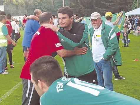 Gr&uuml;nwalds Trainer Pero Vidak (r.) gratuliert seinem Kollegen Majid Aghajeri zum Landesliga-Aufstieg.