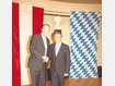 Kontaktaufnahme im LMU-Foyer: Der Planegger Gemeinderat Peter von Schall mit &Ouml;sterreichs Vizekanzler und Au&szlig;enminister Michael Spindelegger (re.). foto: a.kindermann