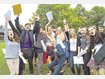 Erleichterung pur: Am Freitag erfuhren die Sch&uuml;ler des Kurt-Huber-Gymnasiums in Gr&auml;felfing ihre Abi-Note. foto: js