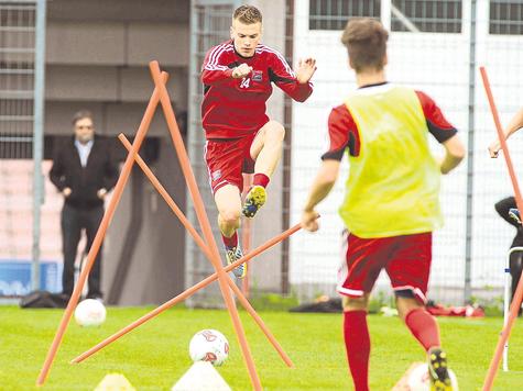 Auf die Hachinger (hier Neuzugang Marius Duhnke) warten auch in dieser Saison einige Hindernisse. Foto: Robert Brouczek