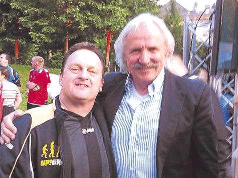 Kultfiguren unter sich: Ballartist Alfred Reindl (links) aus Oberhausen und Ex-Bundesliga-Trainer Dragoslav &bdquo;Stepi&ldquo; Stepanovic (&bdquo;Lebbe geht weida&ldquo;) in Wetzlar. Dort wurde die Fu&szlig;ball-DM f&uuml;r Menschen mit intellektueller Beeintr&auml;chtigung er&ouml;ffnet. foto: privat