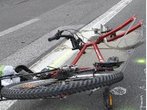 Bub bricht sich die Hand: Autofahrer steigt nicht mal aus