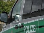 Kleinkind fährt mit Auto in Schaufensterscheibe