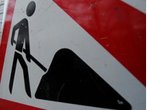 Bei Bauarbeiten: Mann stürzt durch Loch im Fußboden