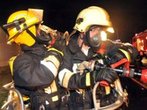 Zwei Feuerwehrleute durch Brand bei Reifenservice verletzt