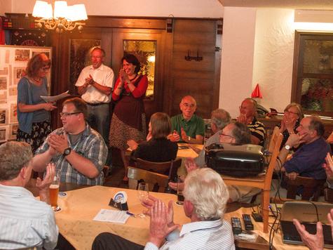 Applaus f&uuml;r die &bdquo;B&uuml;rger f&uuml;rs Badehaus&ldquo;: 18 000 Euro hat der Verein um (v.l.) Schriftf&uuml;hrerin Eva Greif, Schatzmeister Harald Stebner und die Vorsitzende Sybille Krafft gesammelt. foto: tal