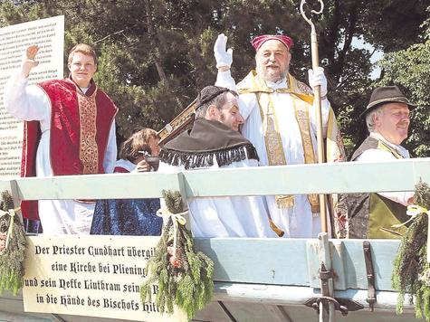 Servus, schee war&rsquo;s! Geltings Pfarrer Norbert Joschko auf dem Festwagen, der die urkundliche Ersterw&auml;hnung aus dem Jahr 813 darstellte. foto: dul