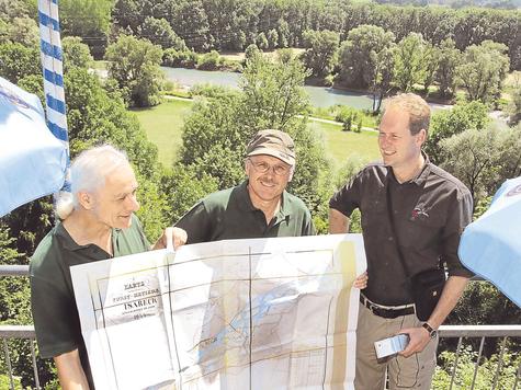 Hochwasserschutz ist eine Aufgabe von nationaler Beduetung &ndash; da sind sich Forstamtmann Hans-Helmut Holzner, F&ouml;rster Josef Egginger und Prof. Volker Zahner (Hochschule Weihenstephan-Triesdorf, v. l. ) einig. Foto: Lehmann