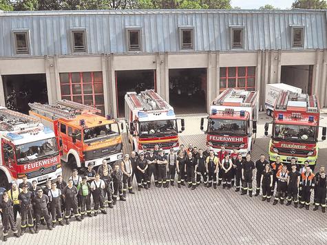 Sechs Feuerwehren und der Malteser Hilfsdienst versammelten sich am Samstag vor dem Erdinger Ger&auml;tehaus, um eine Vielzahl an Eins&auml;tzen abzuarbeiten. Foto: Bauersachs
