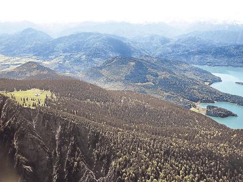 Bedrohtes Naturidyll: An der Stelle der Jochbergalm (li.) k&ouml;nnte in Zukunft ein Speicherteich liegen, unterirdisch verbunden mit dem Walchensee (re.). Laut dem Projekttr&auml;ger laufen derzeit in aller Stille Voruntersuchungen und Detailplanungen. Foto: Matth&auml;us Krinner