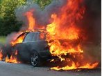 Auf der A8: BMW brennt komplett aus