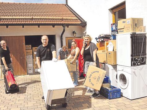 Hilfsg&uuml;ter, die wirklich gebraucht werden: Marcel Rein, Johannes Hadamcyzk, Michael Hagen, Barbara Orth-Herrmann und Martina Hadamcyzk beladen einen Lkw. Foto: niederges&auml;ss