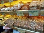 Mann kommt nackt in Bäckerei