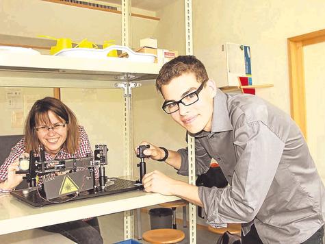 Ausgezeichnete Leistung: Florian Kraetzl (20) aus Freising hat sich mit der Erzeugung von Hologrammen besch&auml;ftigt. F&uuml;r seine Seminararbeit bekommt der Sch&uuml;ler einen Physik-Preis. Dar&uuml;ber freut sich auch Professorin Imke Libon. Foto: fkn
