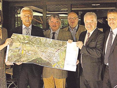 Startschuss f&uuml;r den B2-Tunnel soll noch heuer sein, versprach Verkehrsminister Peter Ramsauer (2.v.l.) im Gespr&auml;ch mit Ministerkollegin Ilse Aigner, Vizeb&uuml;rgermeister Ludwig J&auml;gerhuber, Bundestagskandidat Alexander Radwan und Stadtrat J&uuml;rgen Busse (v.l.). Foto: fkn