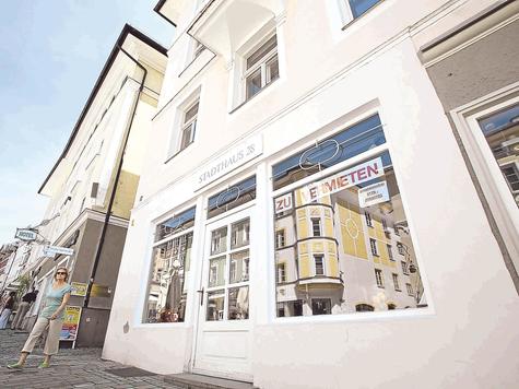 Die ehemaligen R&auml;ume eines Trachtengesch&auml;fts im &bdquo;Stadthaus&ldquo; stehen nach wie vor leer. Foto: arp