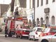 Flei&szlig;ig am Pumpen: Die Feuerwehr Schongau entfernte in der Christophstra&szlig;e das Wasser aus drei Stockwerken. An einem Zahnarztstuhl war ein Schlauch abgeplatzt. Foto: Herold