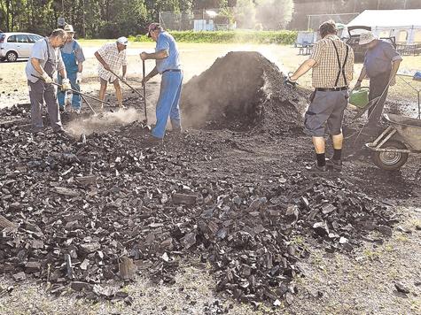 Eine Menge Kohle brachte der Meiler von 2011, doch ist sie aufgebraucht. Gut, dass beim K&ouml;hlerfest neue hergestellt wird. foto: archiv Gronau